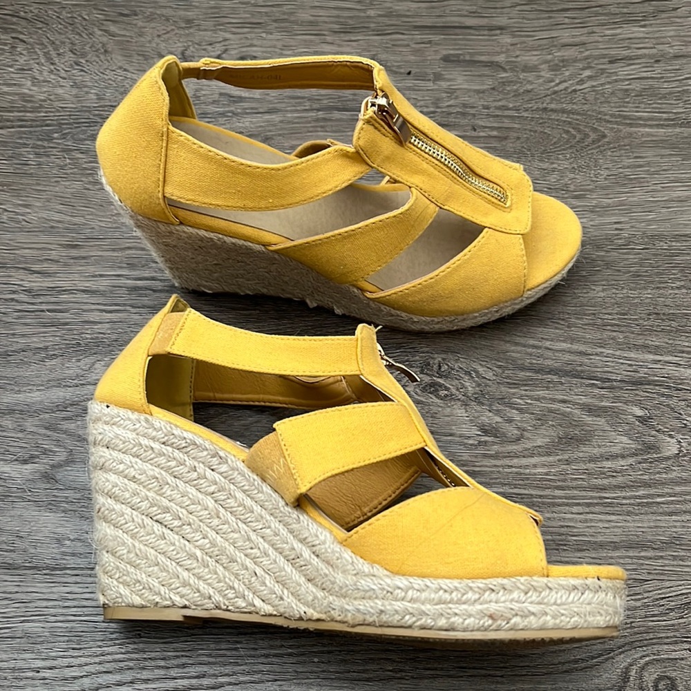 Super cute yellow zip wedges!
